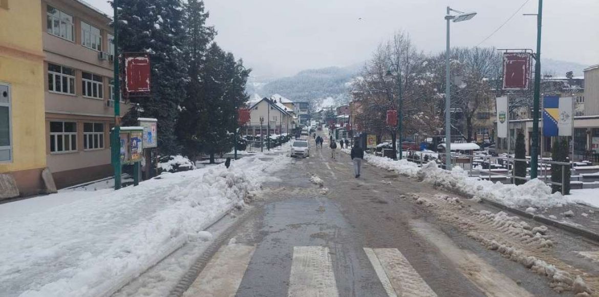 Obilne snježne padavine prouzrokovale brojne probleme širom Bosne i Hercegovine